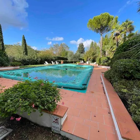 With Pool And Park Near Florence شقة