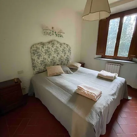 With Pool And Park Near Florence مونتيزبيرتولي
