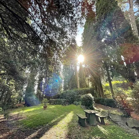 With Pool And Park Near Florence مونتيزبيرتولي
