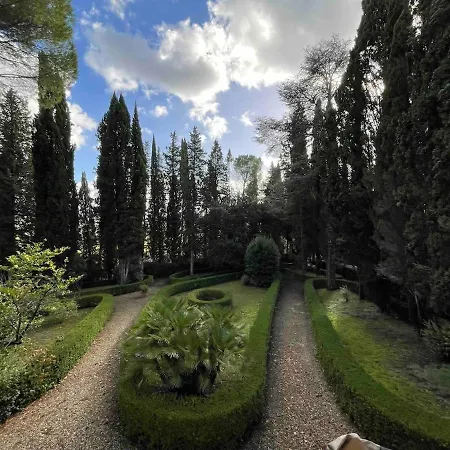 With Pool And Park Near Florence شقة
