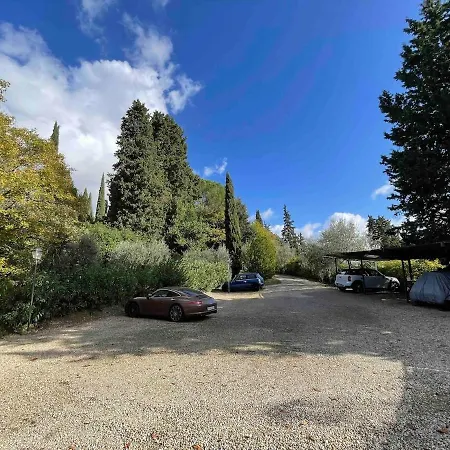 With Pool And Park Near Florence شقة *