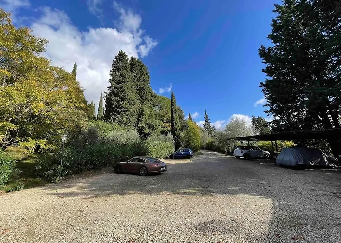 With Pool And Park Near Florence Apartment *